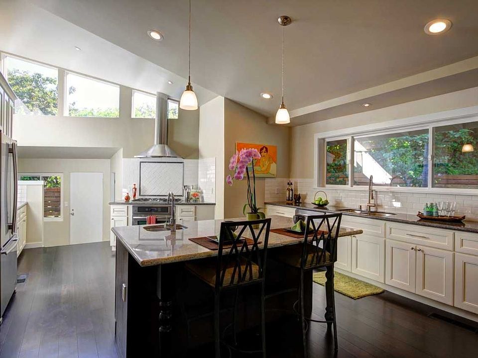 2nd image of 2550 Carquinez Ave