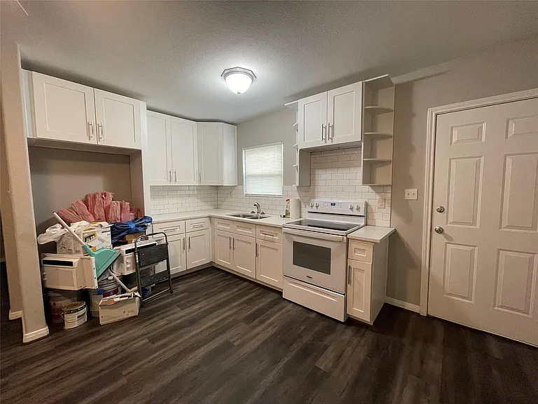 1735 W 8th St — Photo 6