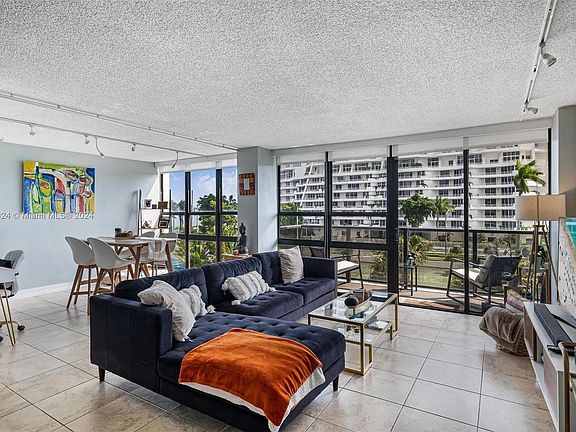 4th image of 600 NE 36th St APT 311