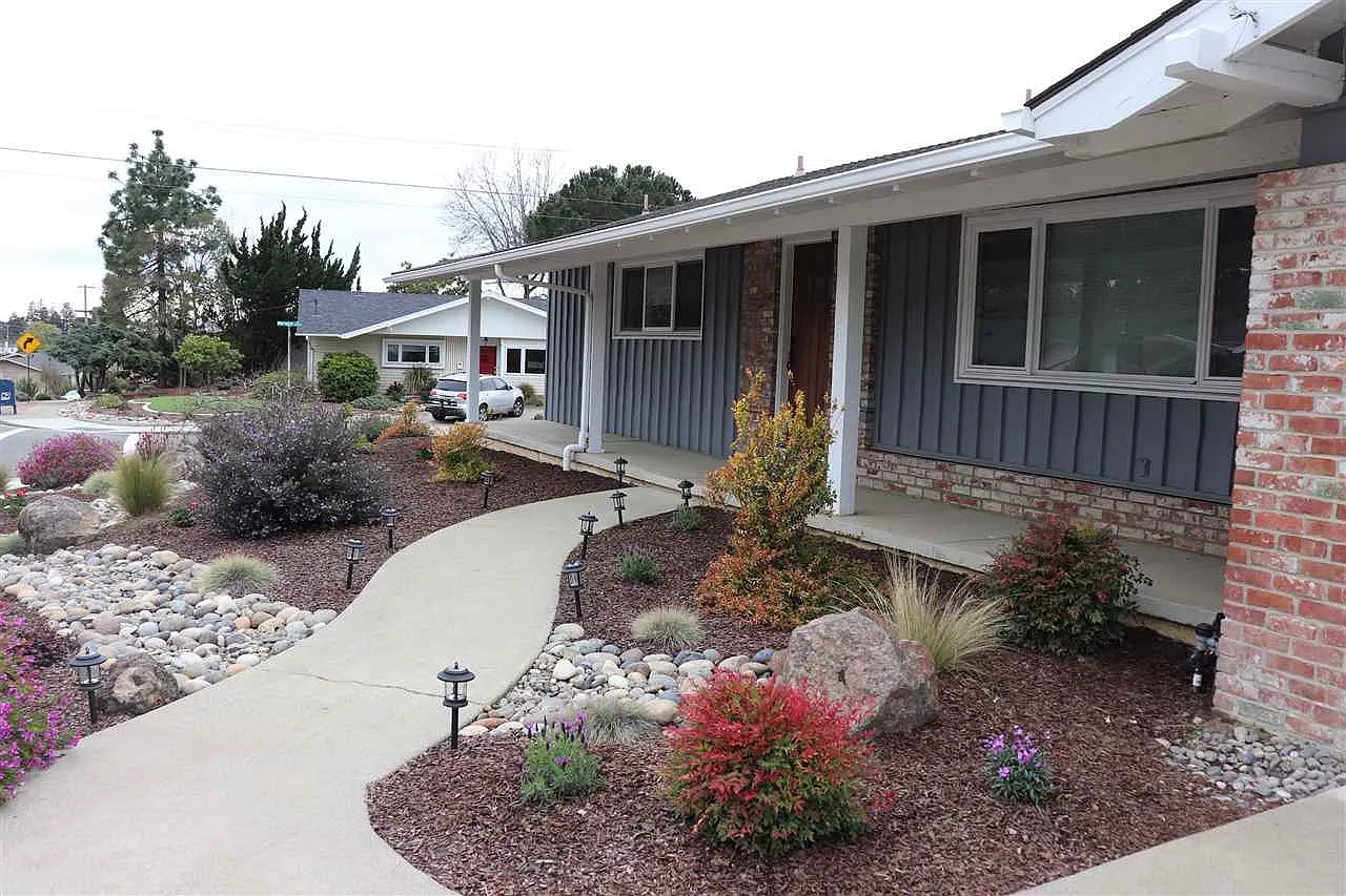 2714 Oakes Dr photo 1