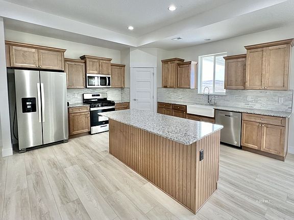 3rd image of 327 Lookout Dr