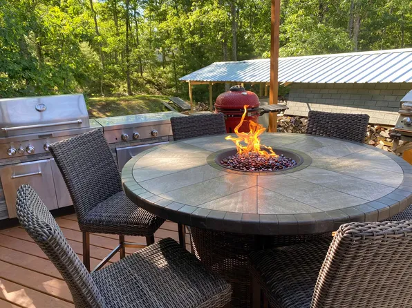 154 Plum Ln, Dingmans Ferry, PA 18328