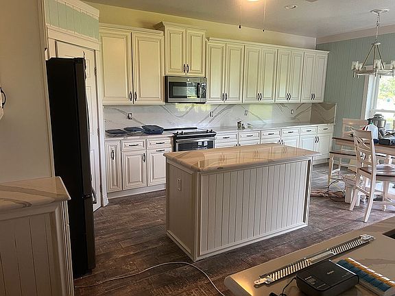 4th image of 595 Brookeshire Dr