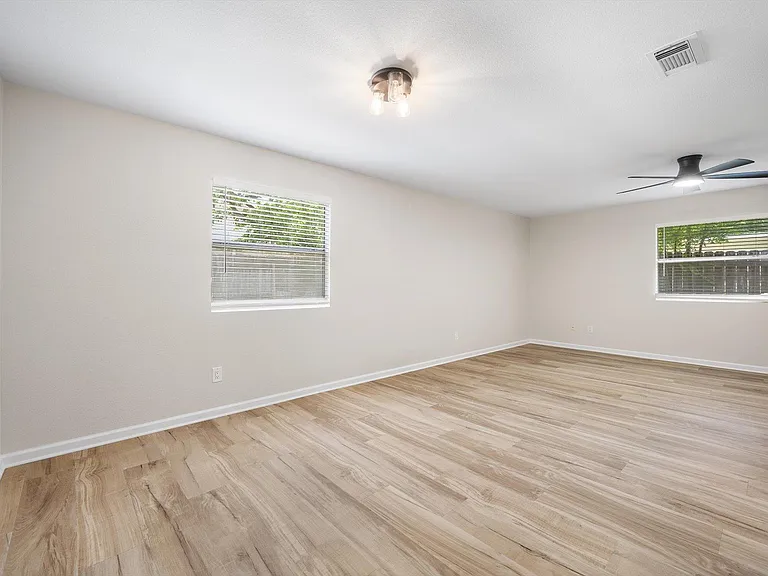 10300 E Rutland Vlg — Photo 16