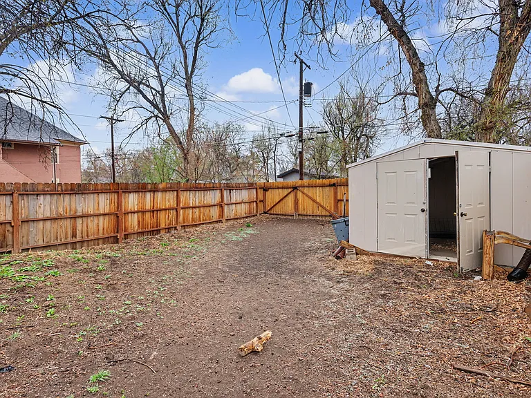 610 E Monument St — Photo 22