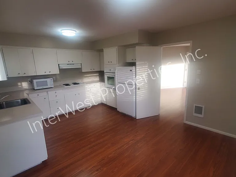 10 E Avenue A #A — Photo 17