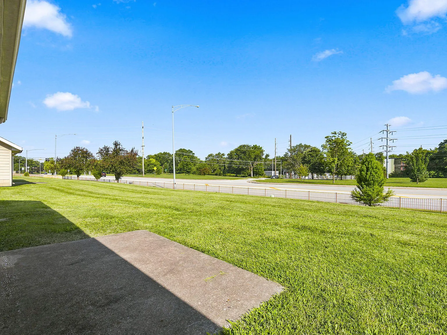 2 bed, 2.0 bath, 976 sqft, $1,495 — Photo 3