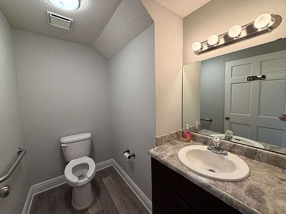 5th image of 4300 Bayou Blvd Suite 7