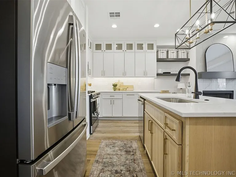 504 E B St — Photo 48