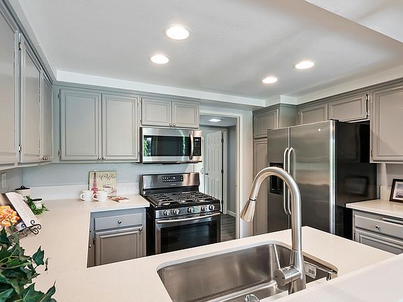 3rd image of 983 Hawthorne Ln
