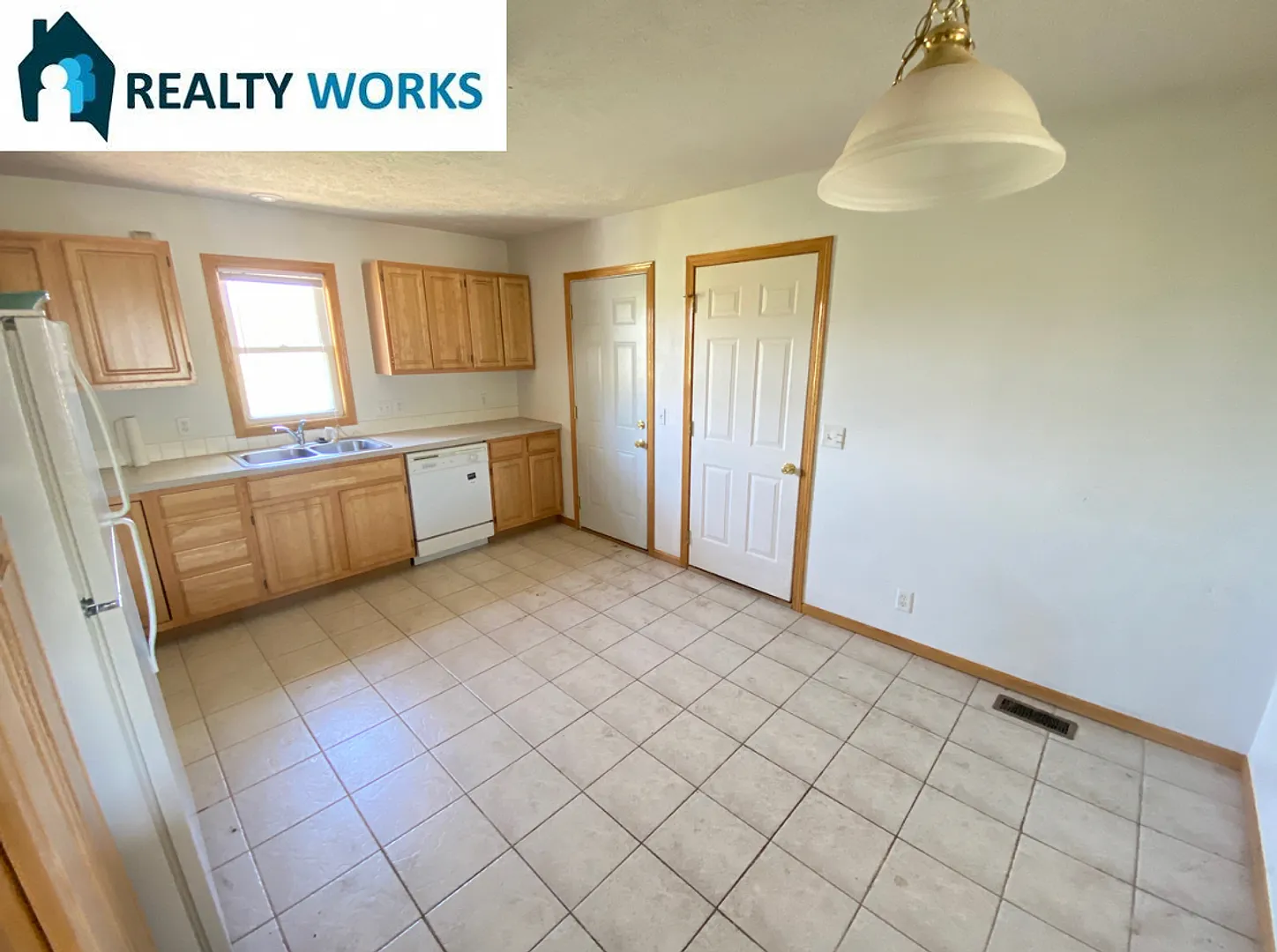 Stunning 4 bedroom Home! — Photo 3