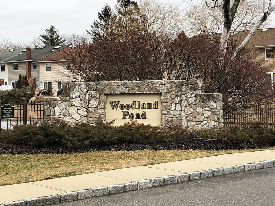 1st image of 7 Clubhouse Ct