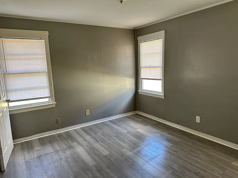1148 Dudley Ln — Photo 5