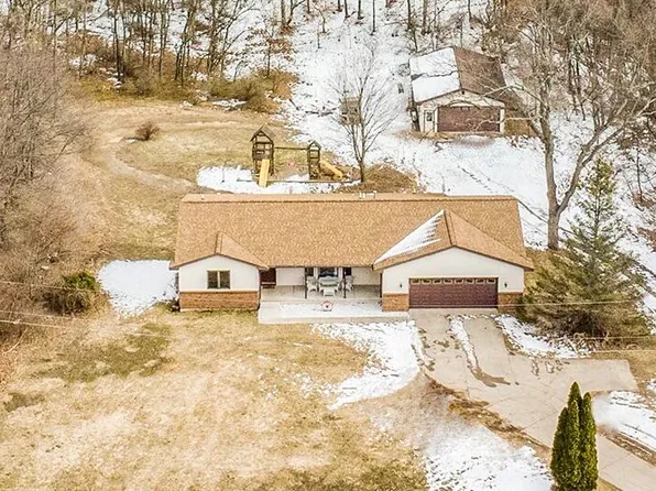 9310 Pine Island Dr, Sparta, MI 49345