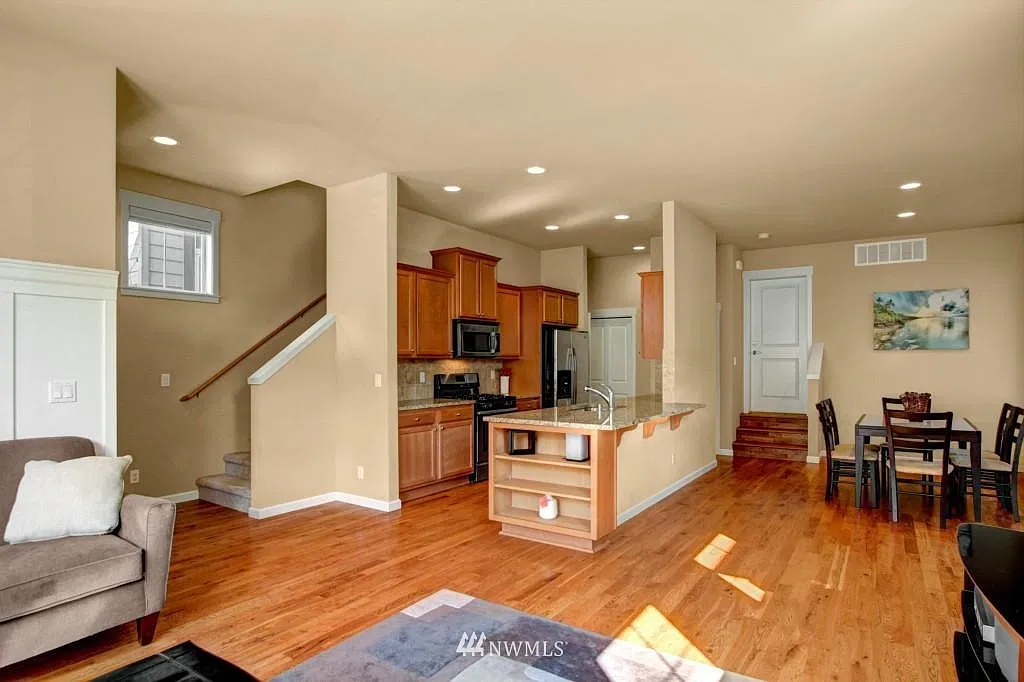 3 bed, 2.5 bath, 2319 sqft, $3,950 — Photo 2