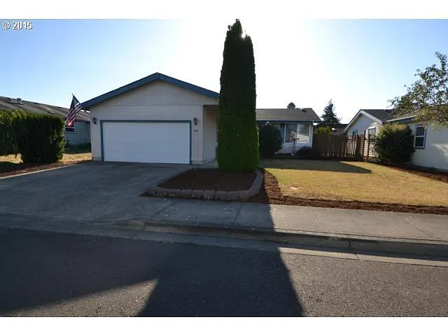 760 SE Lacey St photo 1
