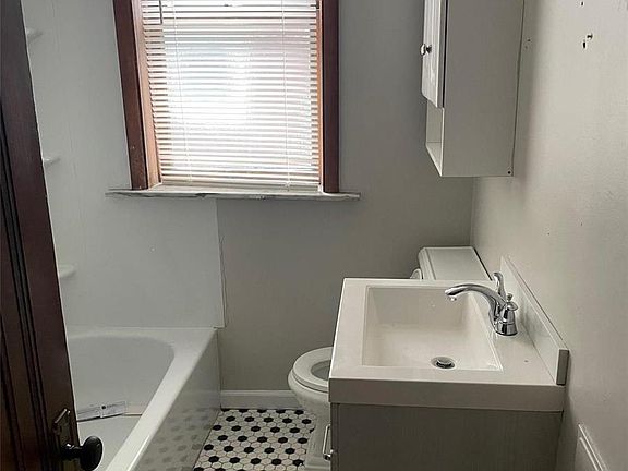 5th image of 5039 Sutherland Ave