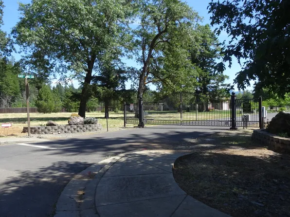 570 E Forks Cir, Cave Junction, OR 97523