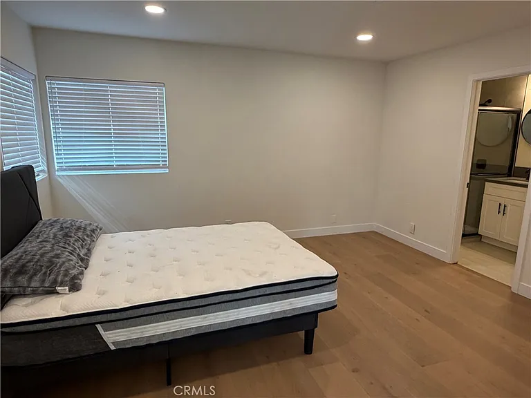19216 Calvert St — Photo 14