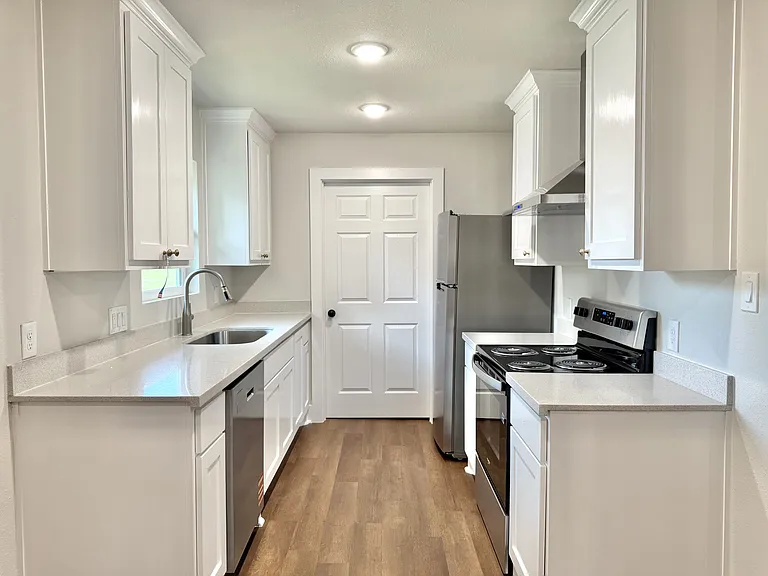 1401 Lincoln St — Photo 4