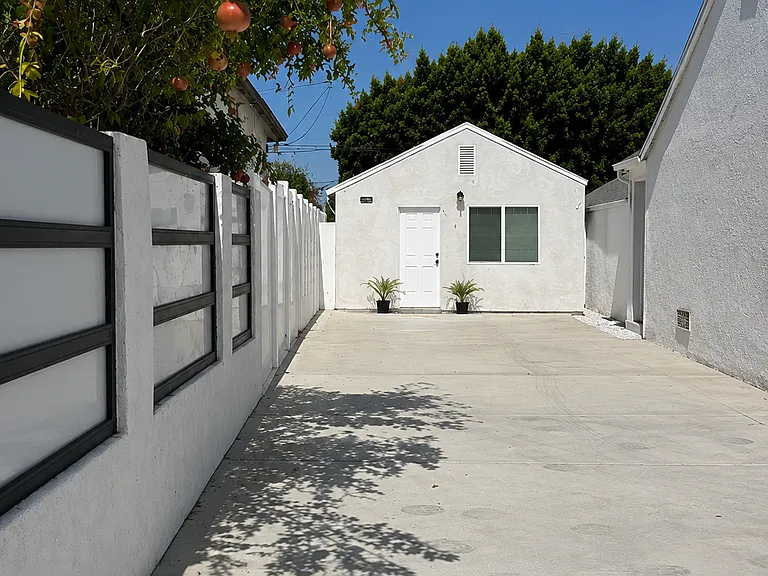 6431 Gentry Ave — Photo 2