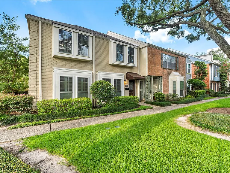 1553 W Sam Houston Pkwy S — Photo 2