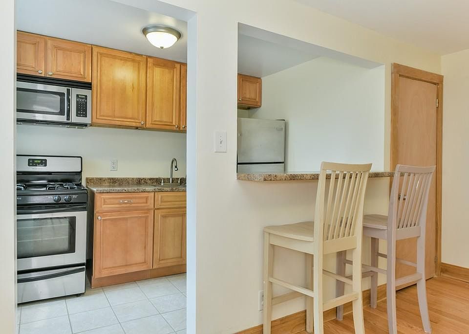 2nd image of 8 Walnut St APT 20