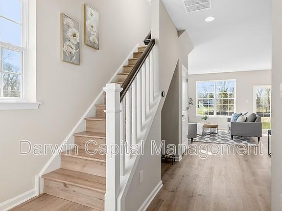 5th image of 920 Woodview Ct