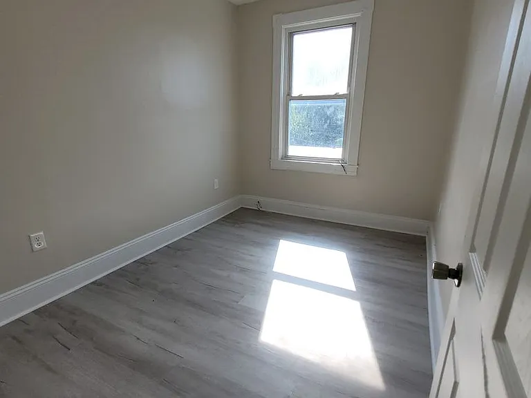 905 E King St — Photo 24