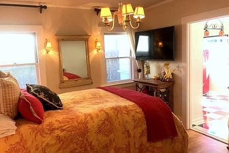 4th image of 2528 De La Vina St APT 3
