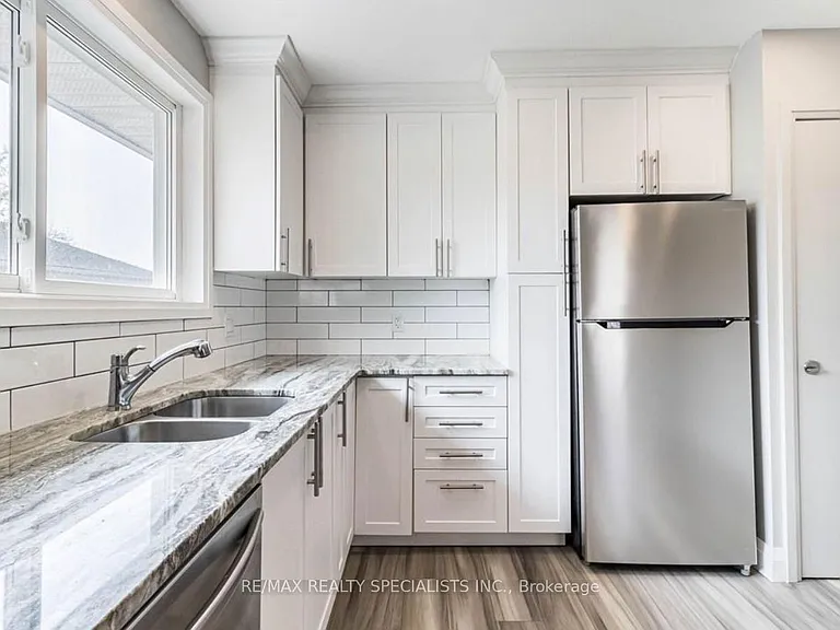 226 Overlea Dr #UPPER — Photo 11