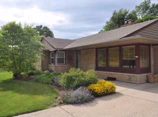 312 E Dean Rd, Fox Pt, WI 53217