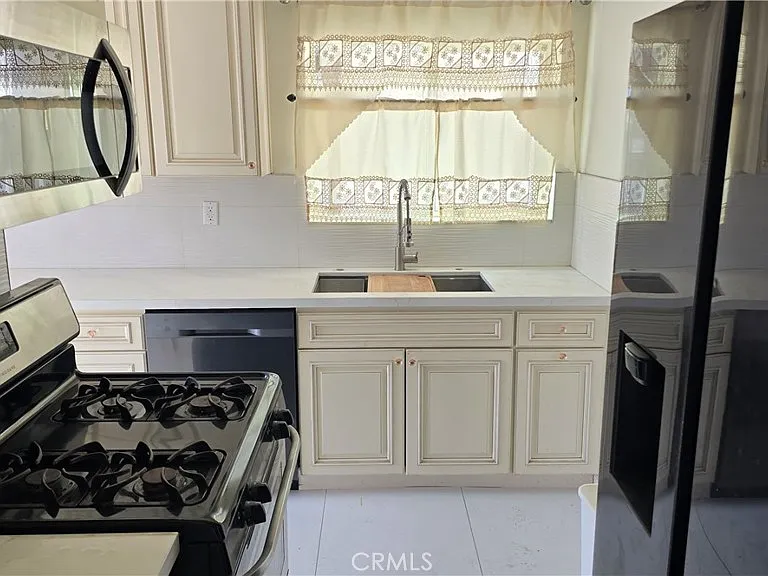 640 W Glenoaks Blvd — Photo 8