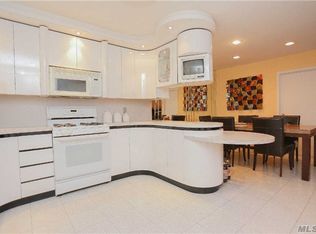 20556 Brian Cres, Bayside, NY 11360
