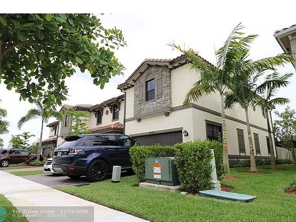 4th image of 9586 Town Parc Cir S #4