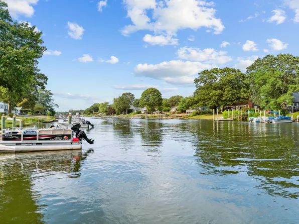 93 Riverside Dr, South Kingstown, RI 02879