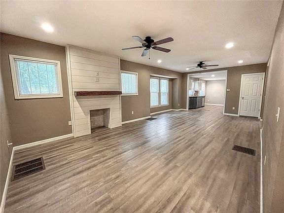 4th image of 512 W 11th St