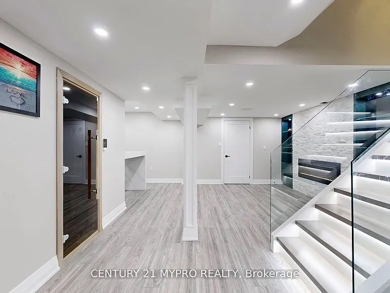 13 N Rexford Dr — Photo 32