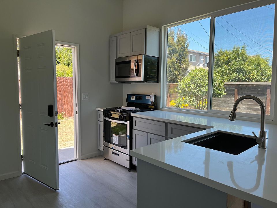 1st image of 6012 S Harcourt Ave #1/2
