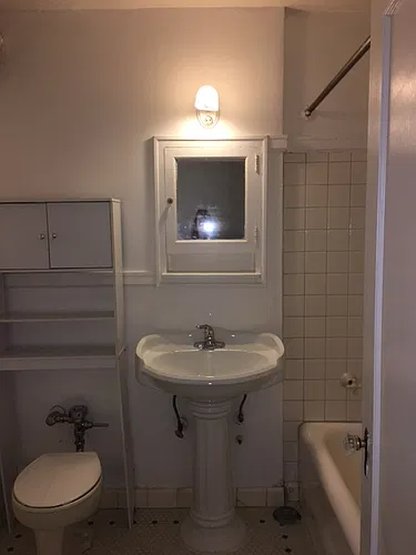 Floor plan Sunny 1 bedroom near UW