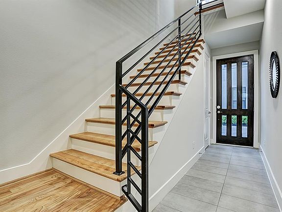 3rd image of 1108 Saint Charles St