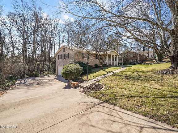 3rd image of 7832 Luxmore Dr