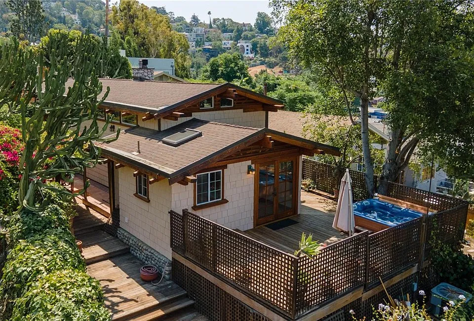 3950 De Longpre Ave