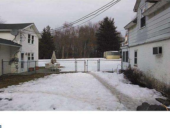 3rd image of 929 Cherry Ln