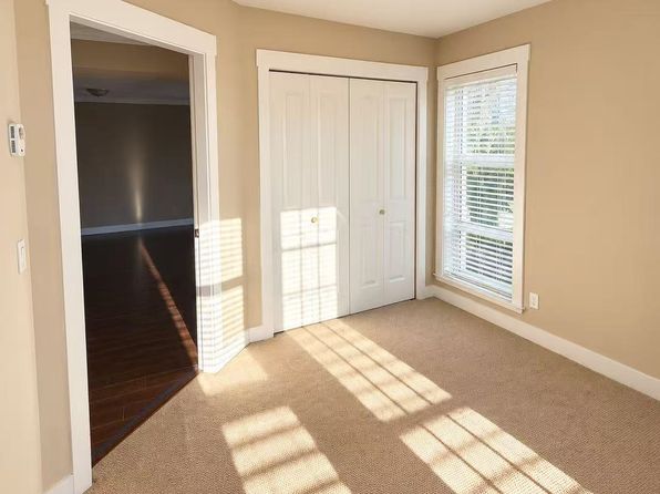 2 bedroom rental in Surrey — photo 8