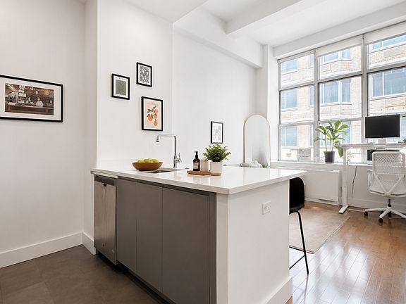 3rd image of 321 W 37th St APT 6A