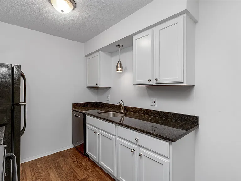 Hartford Place Apartments — Photo 12