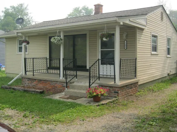 1600 N Duck Lake Rd, Highland, MI 48356