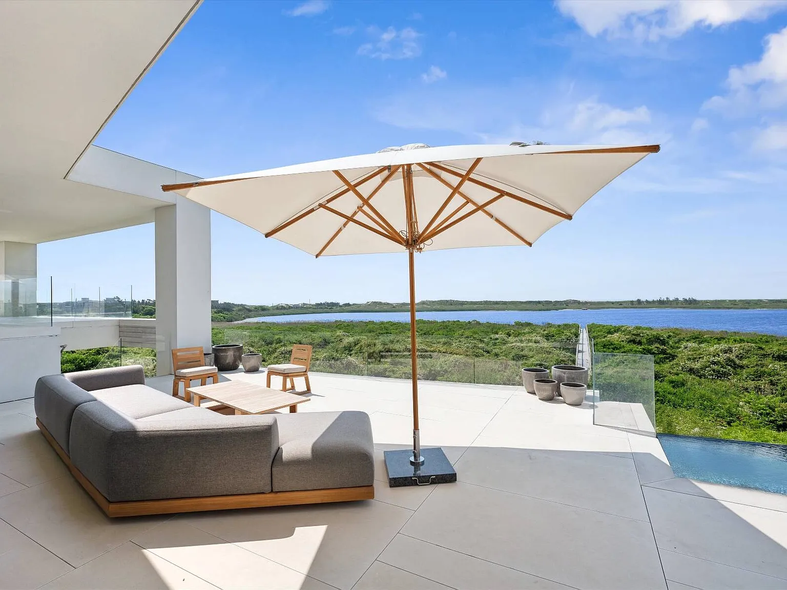 A Waterfront Sanctuary in Water Mill South Summer — Photo 4