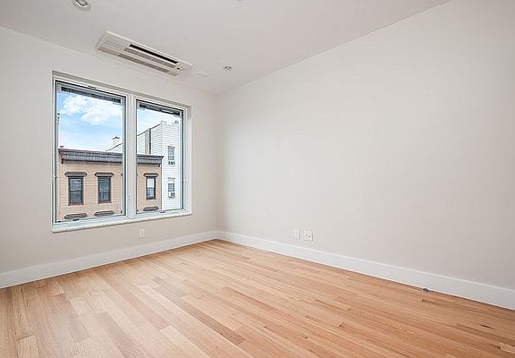 4th image of 209 Kent St #3